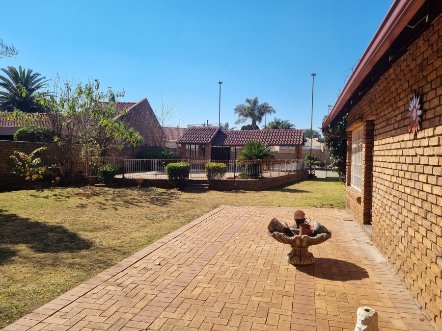 To Let 5 Bedroom Property for Rent in Lakefield Gauteng