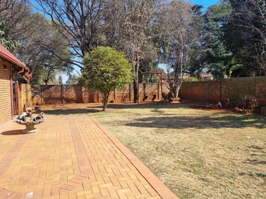 To Let 5 Bedroom Property for Rent in Lakefield Gauteng