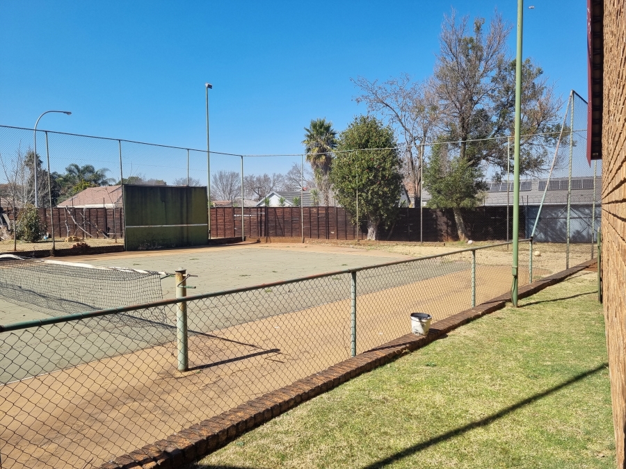 To Let 5 Bedroom Property for Rent in Lakefield Gauteng