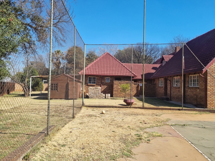 To Let 5 Bedroom Property for Rent in Lakefield Gauteng