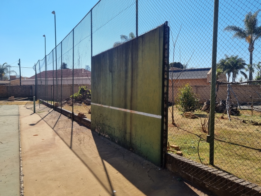 To Let 5 Bedroom Property for Rent in Lakefield Gauteng