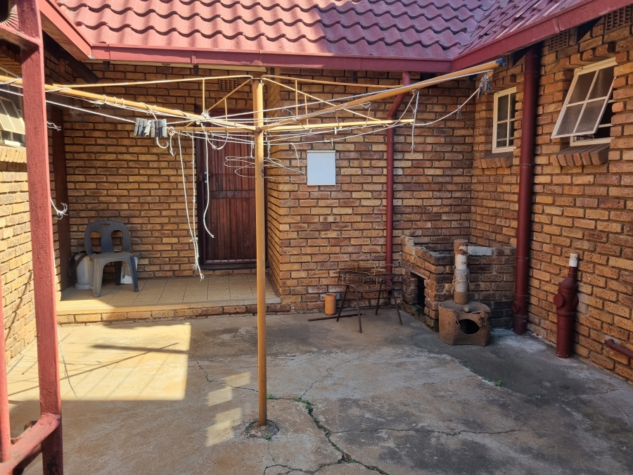 To Let 5 Bedroom Property for Rent in Lakefield Gauteng