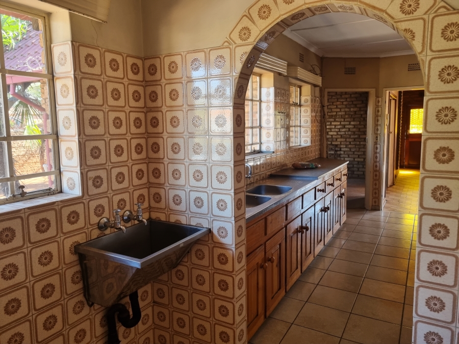 To Let 5 Bedroom Property for Rent in Lakefield Gauteng