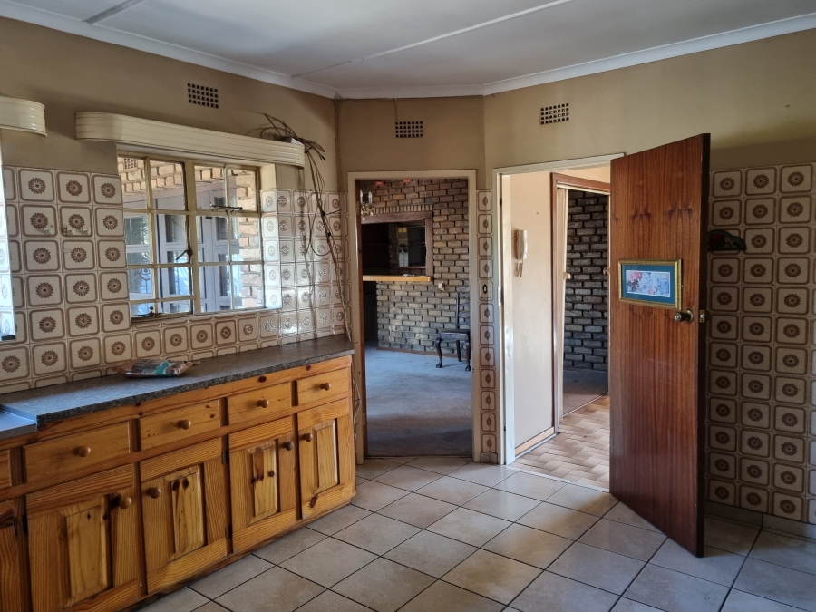 To Let 5 Bedroom Property for Rent in Lakefield Gauteng