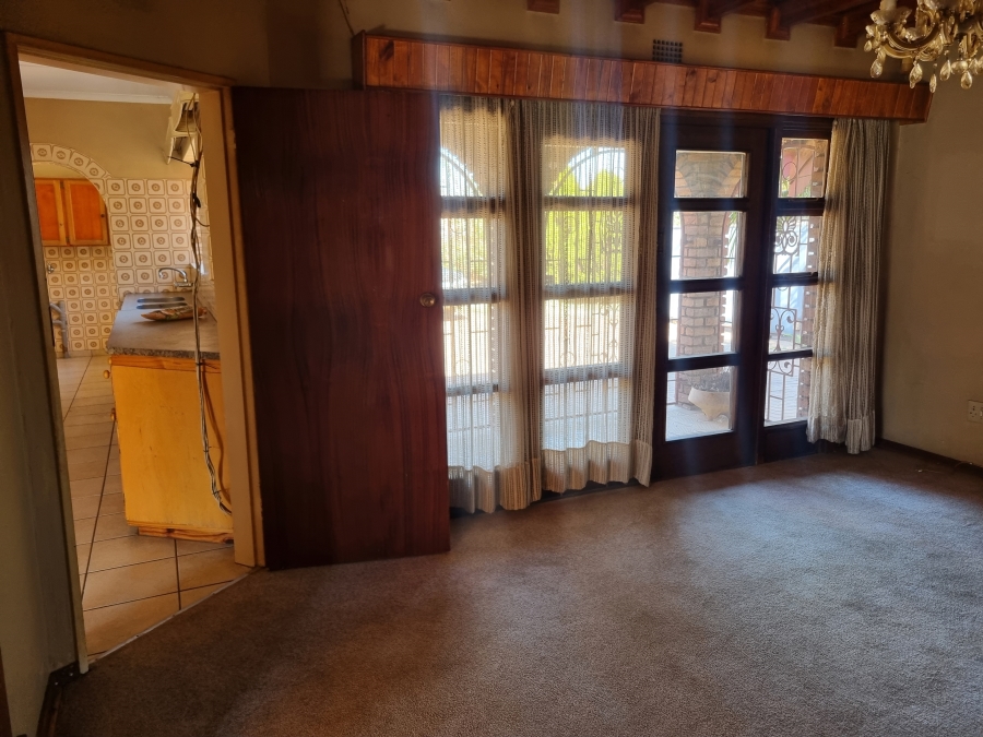 To Let 5 Bedroom Property for Rent in Lakefield Gauteng