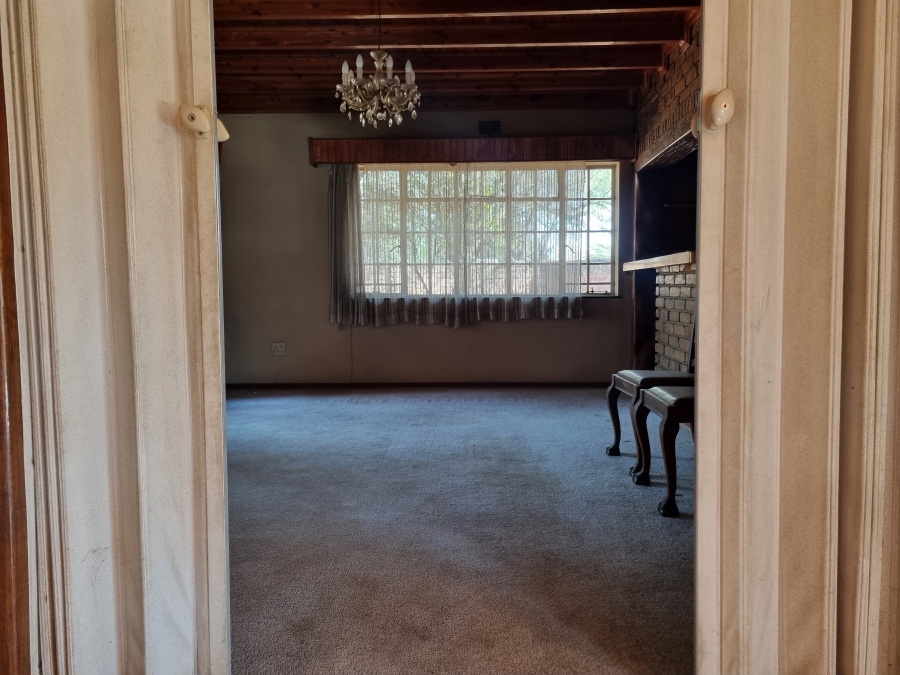 To Let 5 Bedroom Property for Rent in Lakefield Gauteng