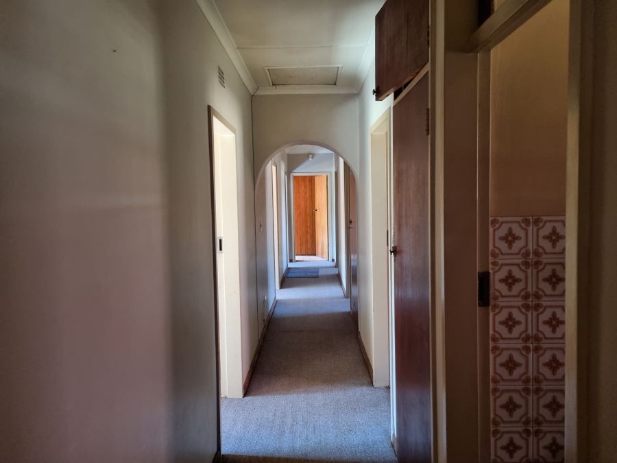 To Let 5 Bedroom Property for Rent in Lakefield Gauteng