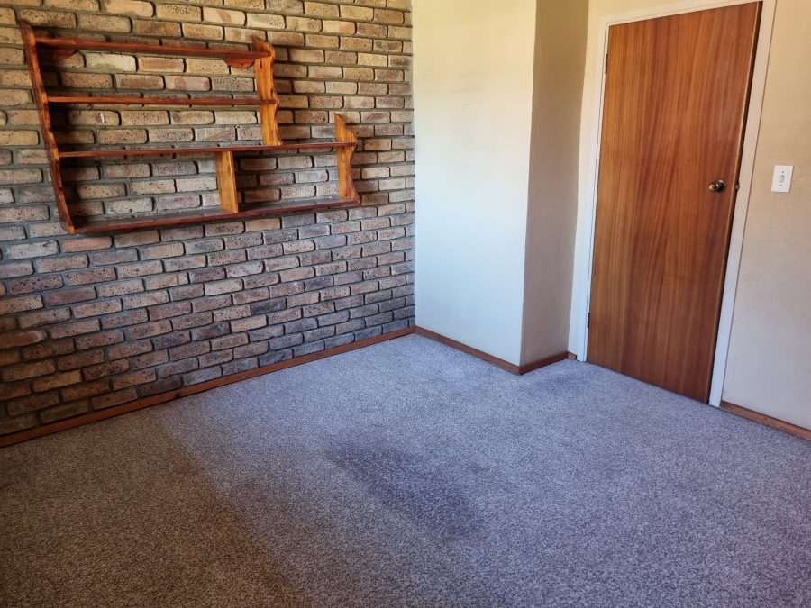 To Let 5 Bedroom Property for Rent in Lakefield Gauteng