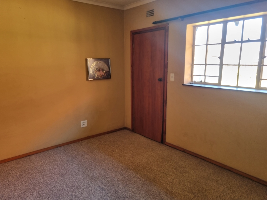 To Let 5 Bedroom Property for Rent in Lakefield Gauteng