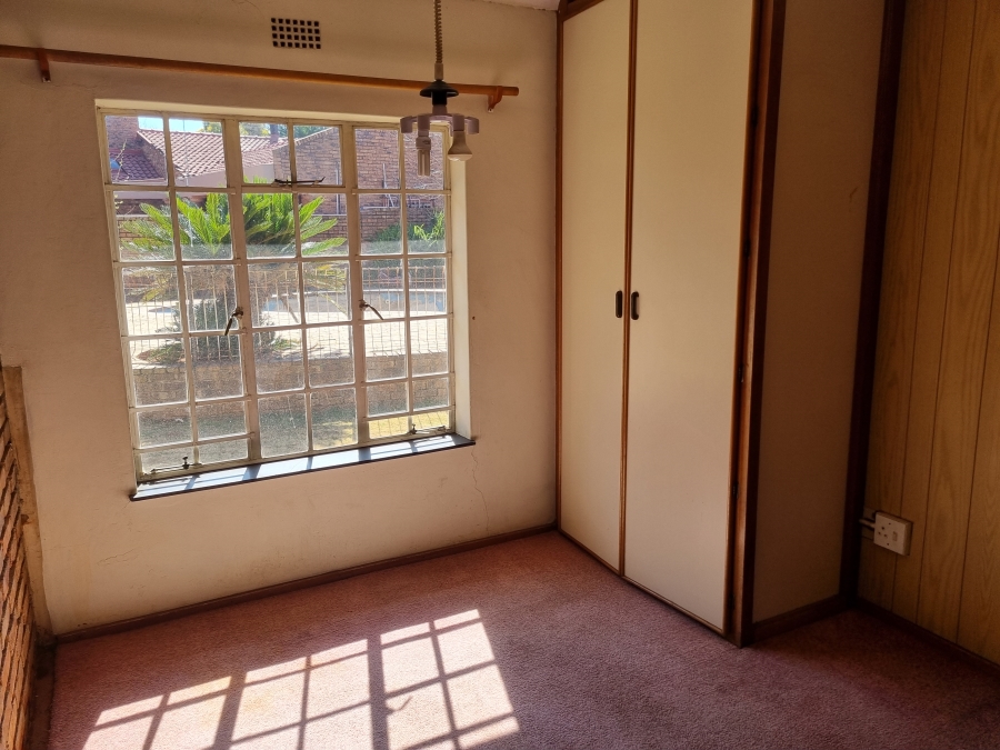 To Let 5 Bedroom Property for Rent in Lakefield Gauteng