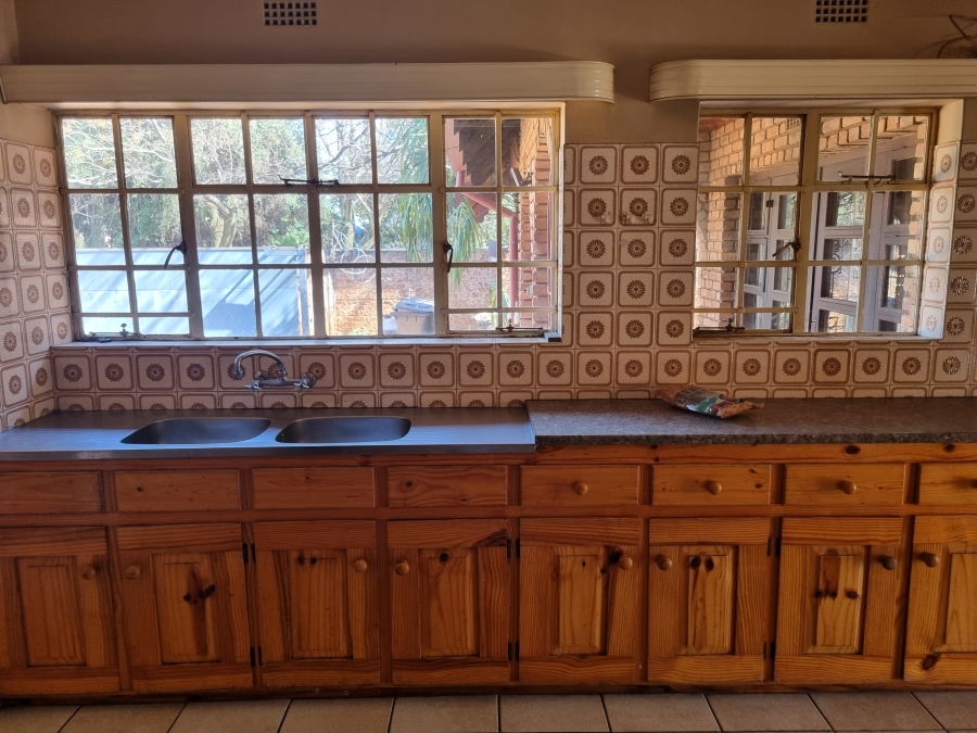 To Let 5 Bedroom Property for Rent in Lakefield Gauteng
