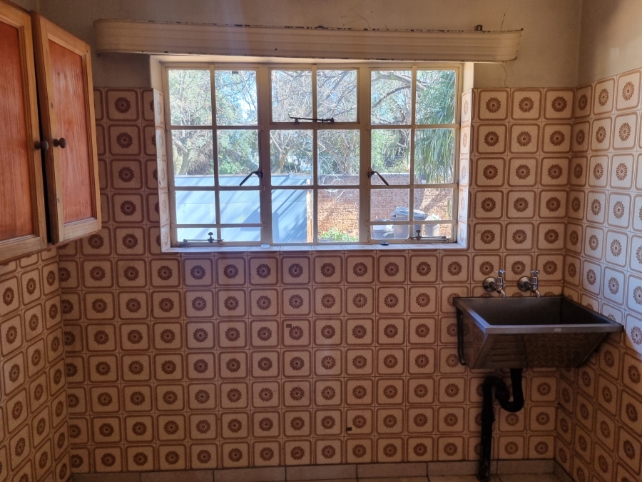 To Let 5 Bedroom Property for Rent in Lakefield Gauteng