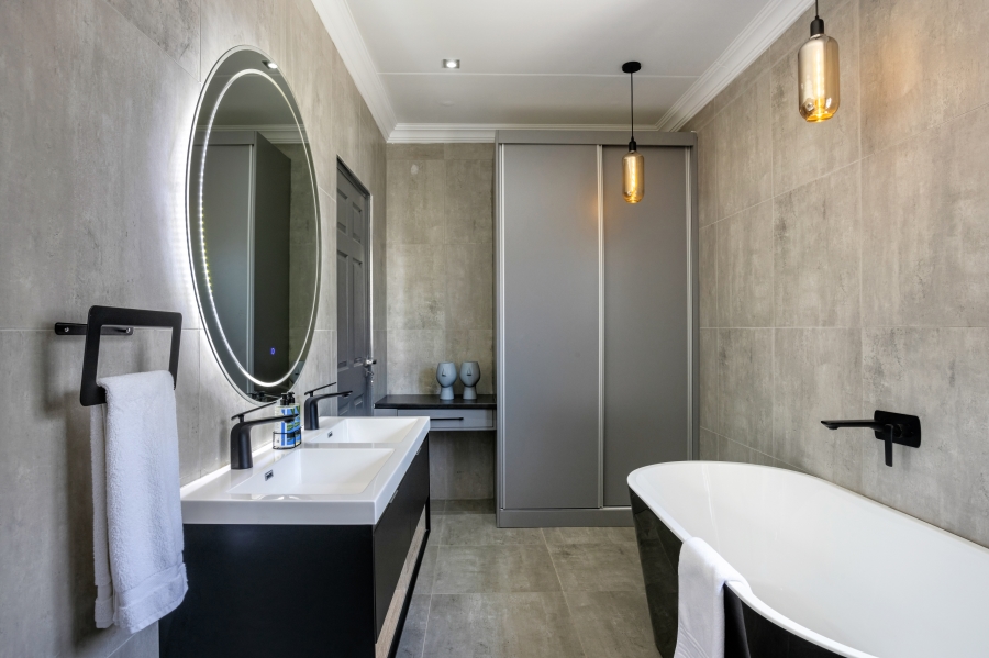 8 Bedroom Property for Sale in Noordwyk Gauteng