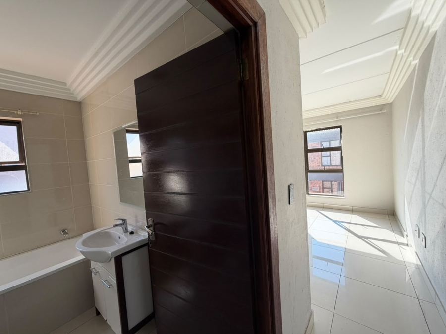 To Let 2 Bedroom Property for Rent in Ravenswood Gauteng