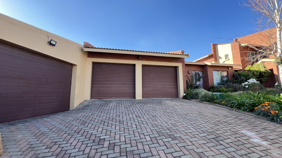 5 Bedroom Property for Sale in Roodekrans Gauteng