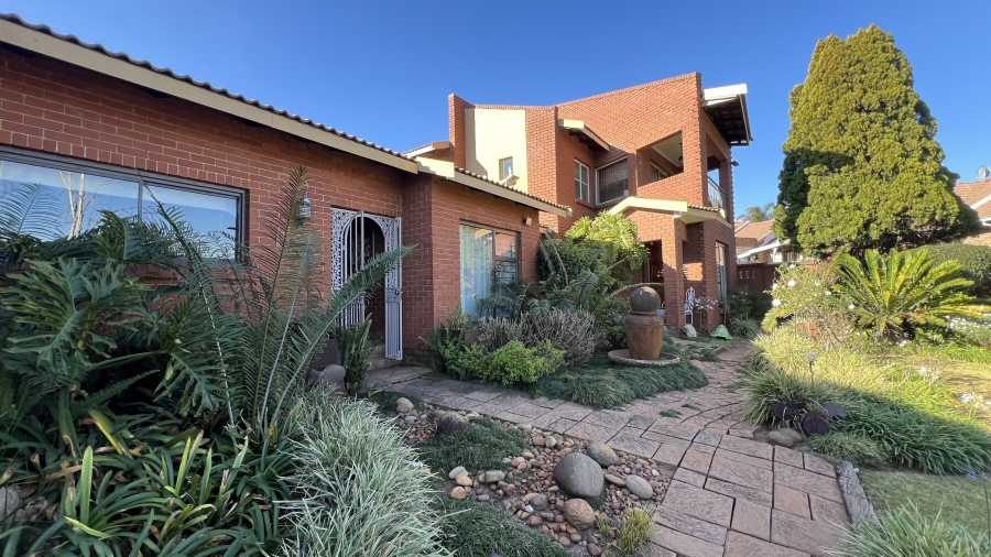 5 Bedroom Property for Sale in Roodekrans Gauteng