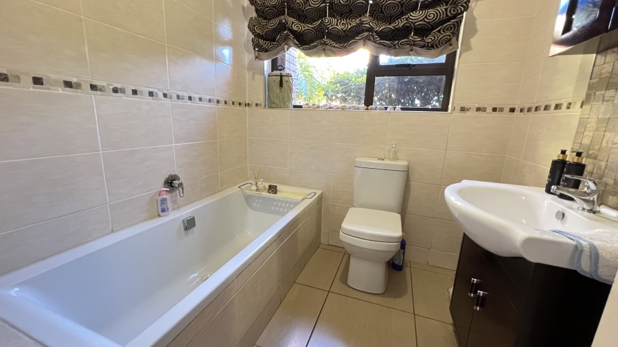 5 Bedroom Property for Sale in Roodekrans Gauteng