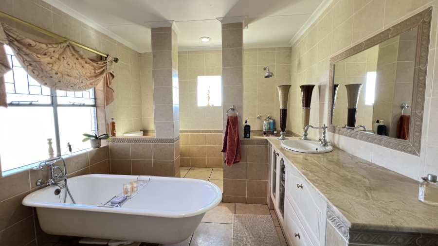 5 Bedroom Property for Sale in Roodekrans Gauteng
