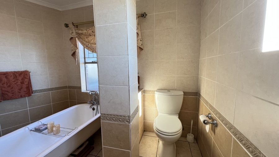 5 Bedroom Property for Sale in Roodekrans Gauteng
