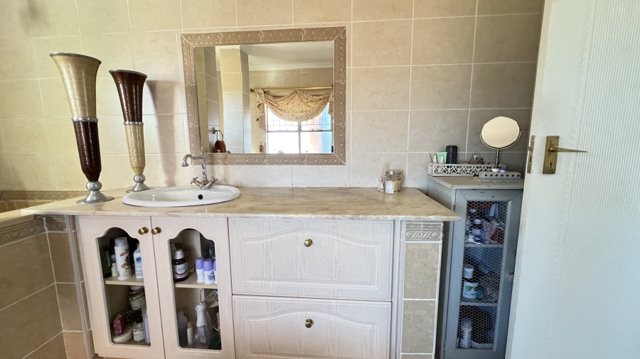5 Bedroom Property for Sale in Roodekrans Gauteng