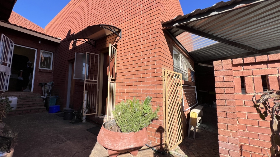 5 Bedroom Property for Sale in Roodekrans Gauteng