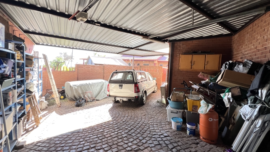 5 Bedroom Property for Sale in Roodekrans Gauteng