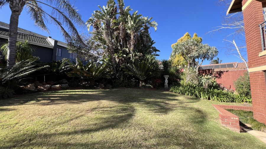 5 Bedroom Property for Sale in Roodekrans Gauteng