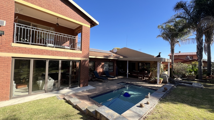 5 Bedroom Property for Sale in Roodekrans Gauteng