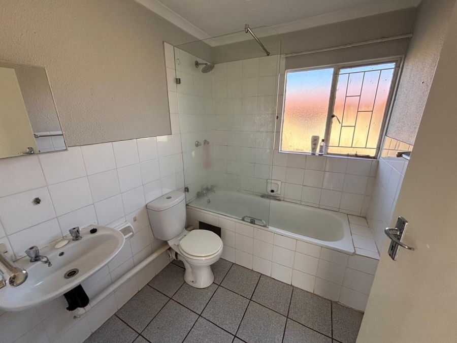 To Let 2 Bedroom Property for Rent in Lakefield Gauteng
