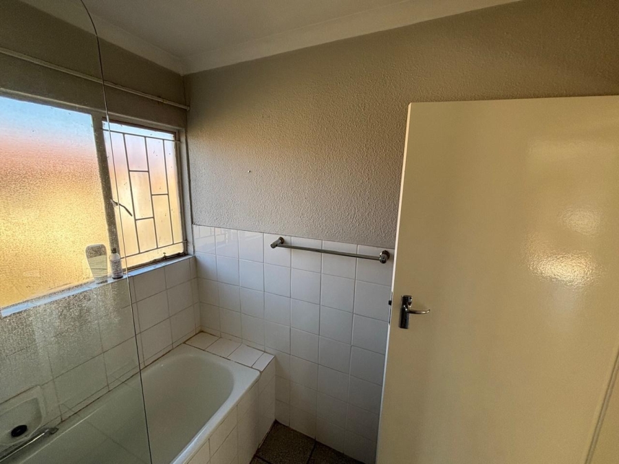 To Let 2 Bedroom Property for Rent in Lakefield Gauteng