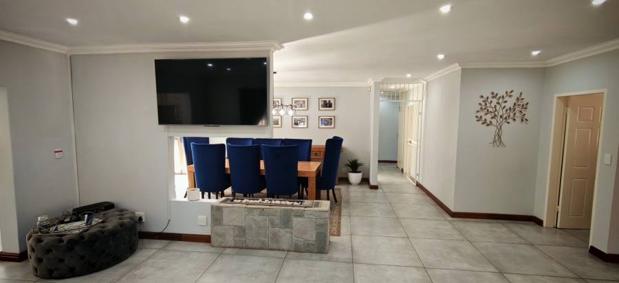 7 Bedroom Property for Sale in Brackenhurst Gauteng