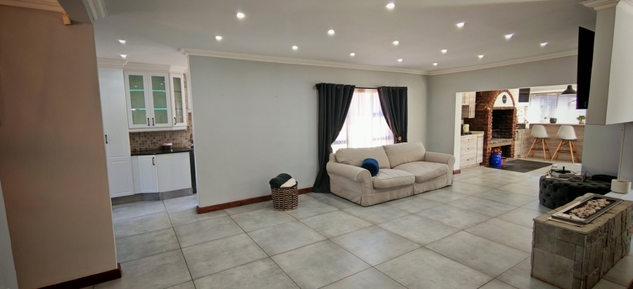 7 Bedroom Property for Sale in Brackenhurst Gauteng