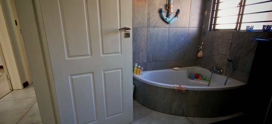 7 Bedroom Property for Sale in Brackenhurst Gauteng