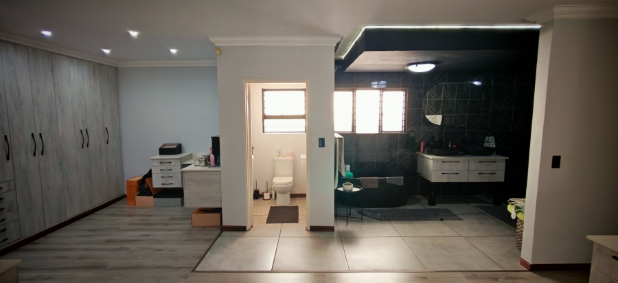 7 Bedroom Property for Sale in Brackenhurst Gauteng