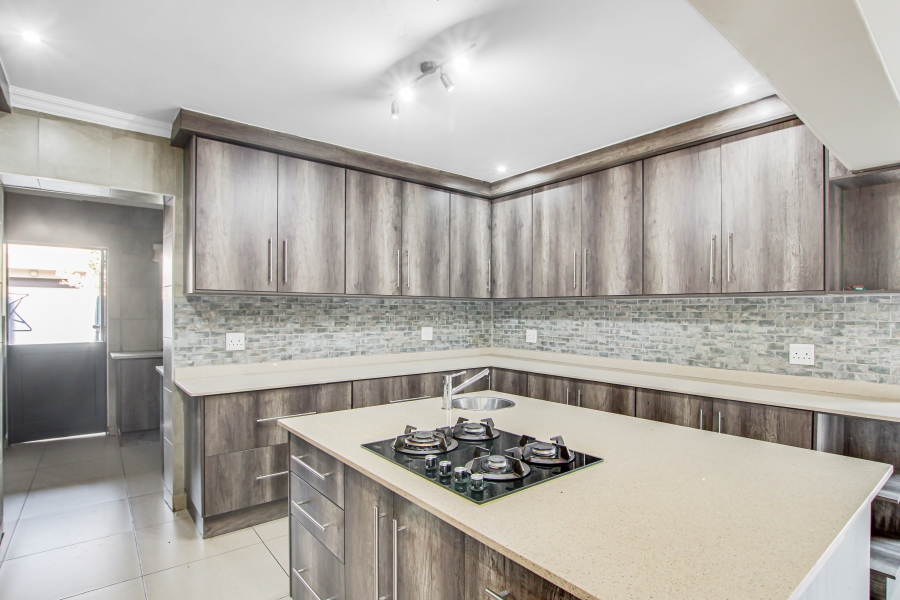To Let 5 Bedroom Property for Rent in Copperleaf Estate Gauteng
