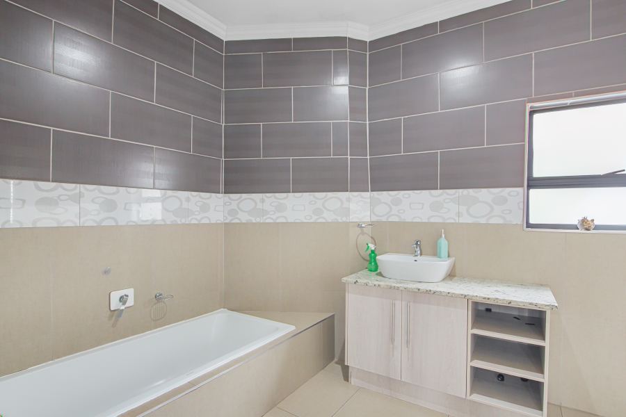 To Let 5 Bedroom Property for Rent in Copperleaf Estate Gauteng