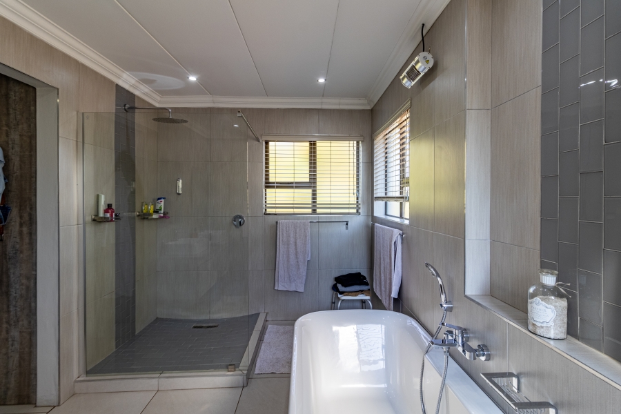 To Let 4 Bedroom Property for Rent in Silver Lakes Golf Estate Gauteng