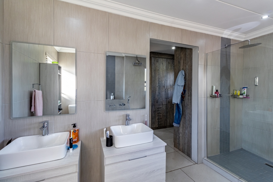 To Let 4 Bedroom Property for Rent in Silver Lakes Golf Estate Gauteng