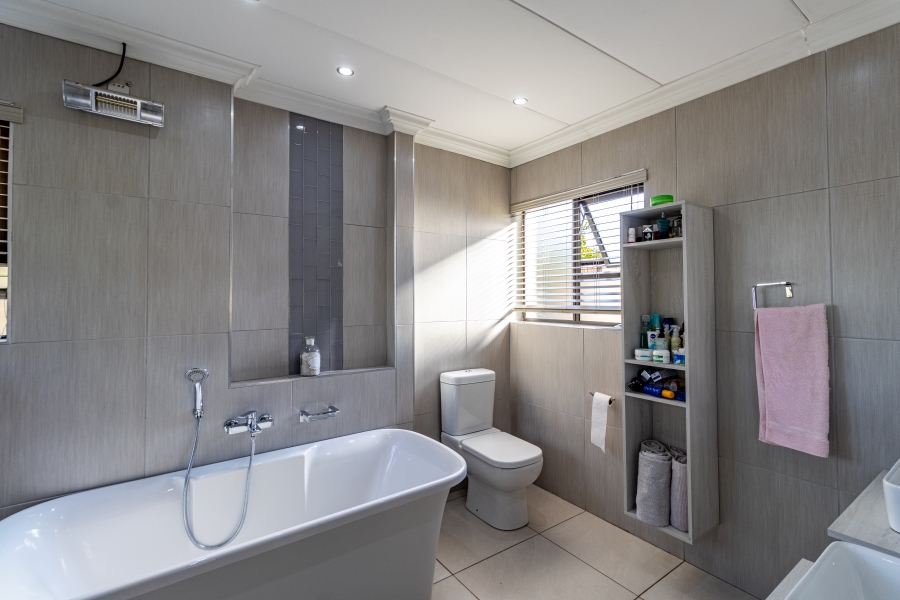 To Let 4 Bedroom Property for Rent in Silver Lakes Golf Estate Gauteng