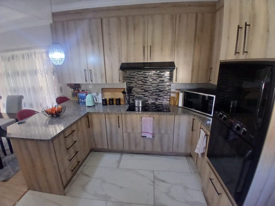 To Let 3 Bedroom Property for Rent in Equestria Gauteng