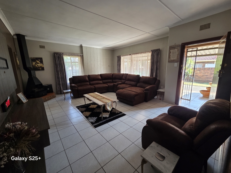 5 Bedroom Property for Sale in Selcourt Gauteng