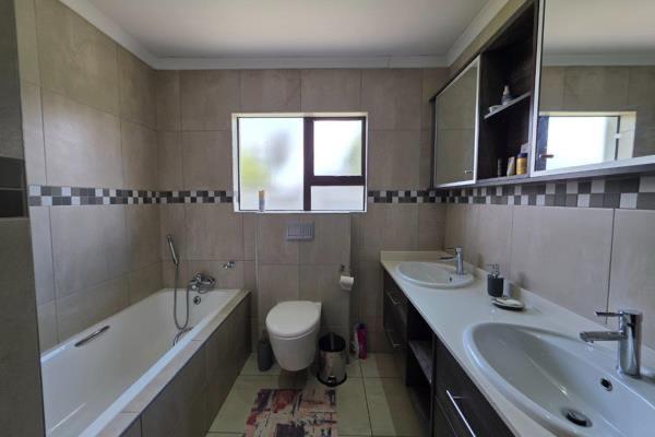 3 Bedroom Property for Sale in Helderwyk Gauteng