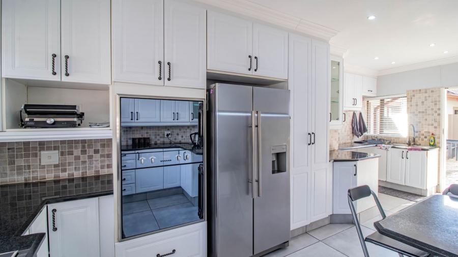 7 Bedroom Property for Sale in Brackenhurst Gauteng