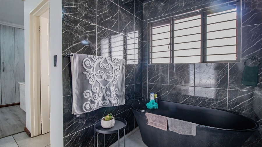 7 Bedroom Property for Sale in Brackenhurst Gauteng