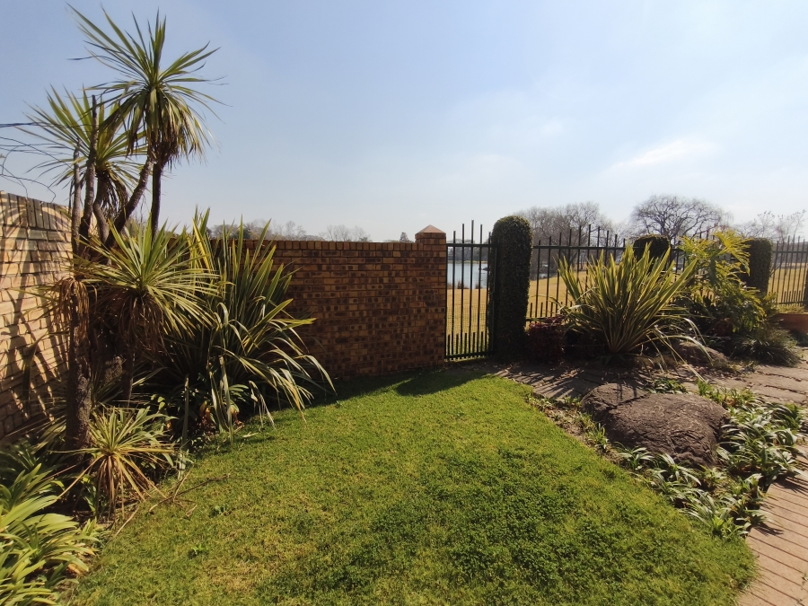 To Let 4 Bedroom Property for Rent in Glen Marais Gauteng