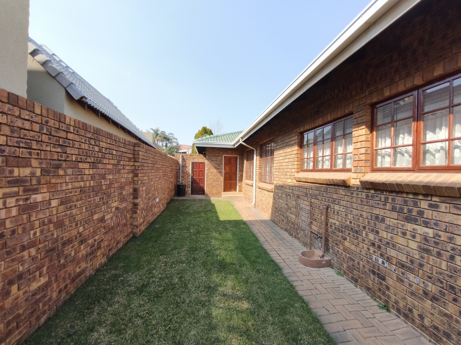 To Let 4 Bedroom Property for Rent in Glen Marais Gauteng