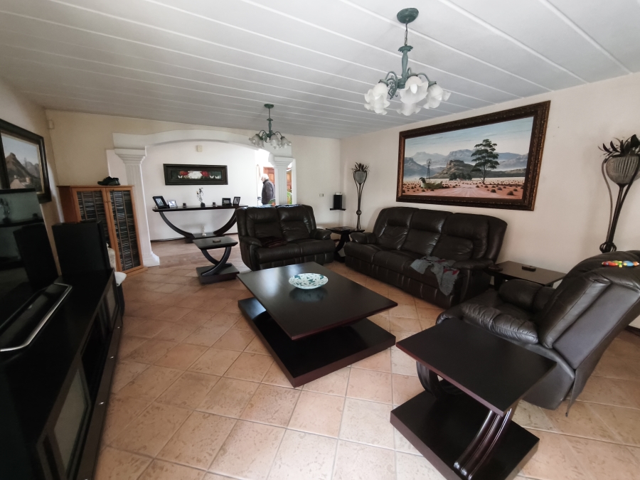 To Let 4 Bedroom Property for Rent in Glen Marais Gauteng