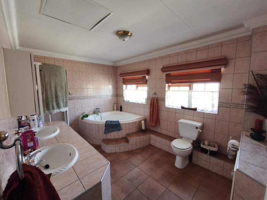 To Let 4 Bedroom Property for Rent in Glen Marais Gauteng