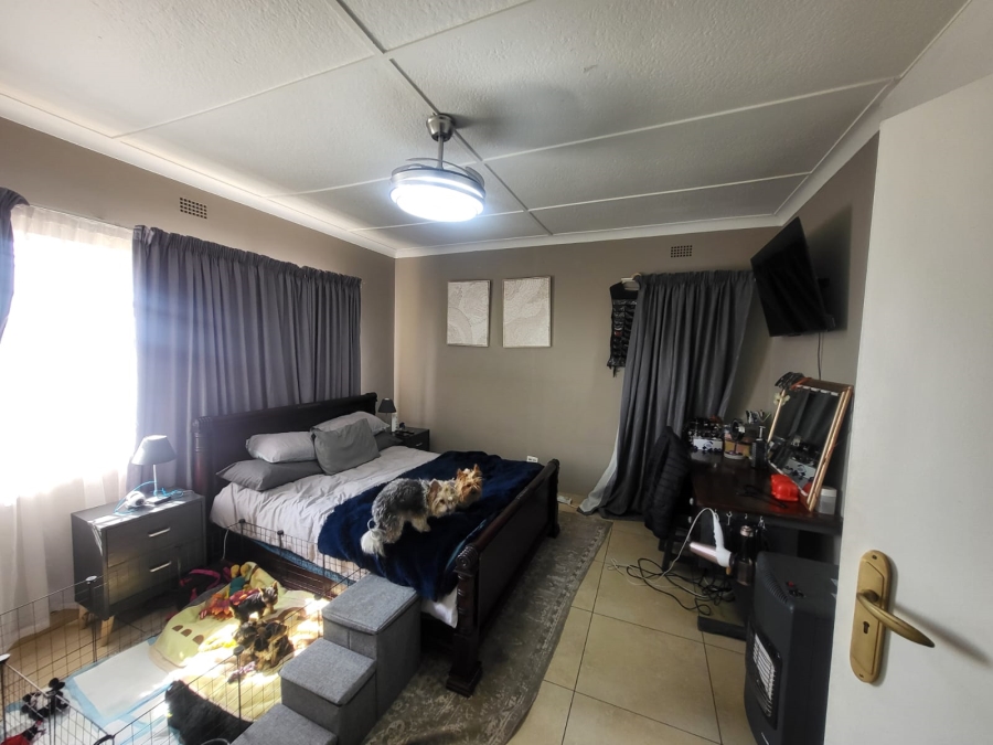 3 Bedroom Property for Sale in Linmeyer Gauteng