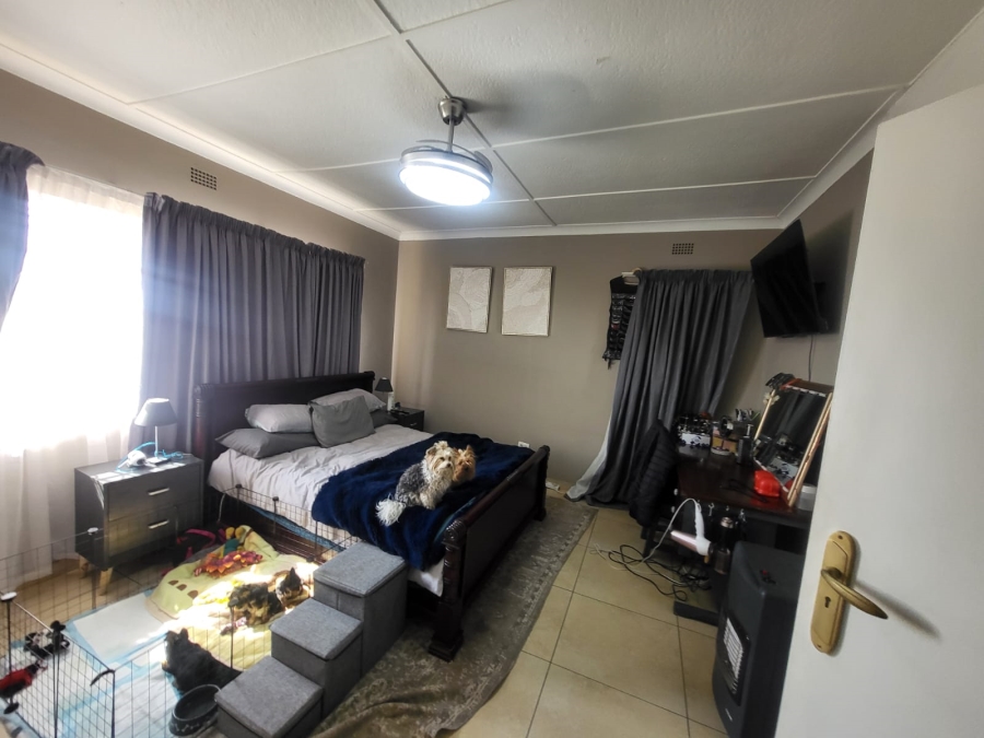 3 Bedroom Property for Sale in Linmeyer Gauteng